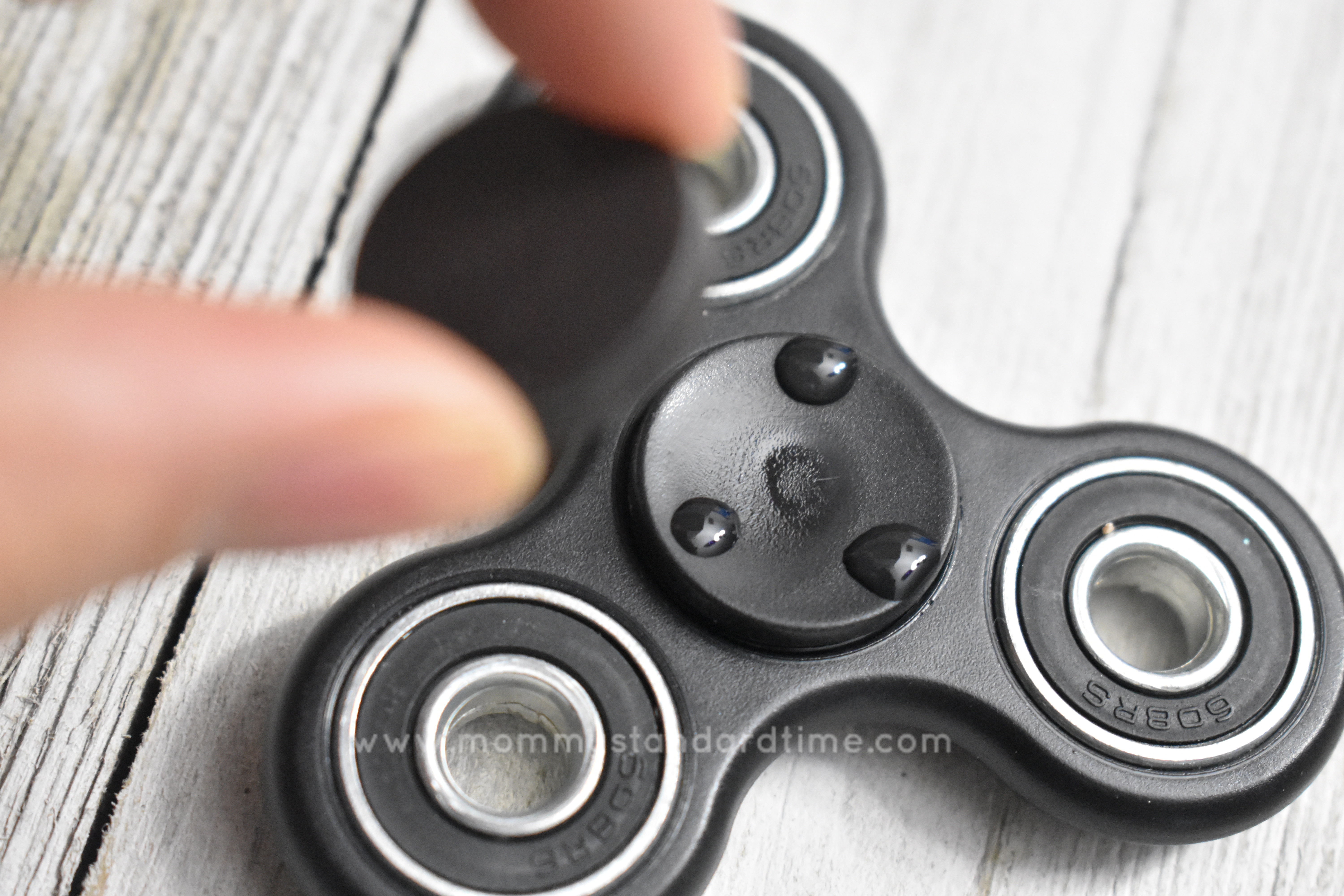 super-glue-magnet-to-fidget-spinner - Mommy Standard Time